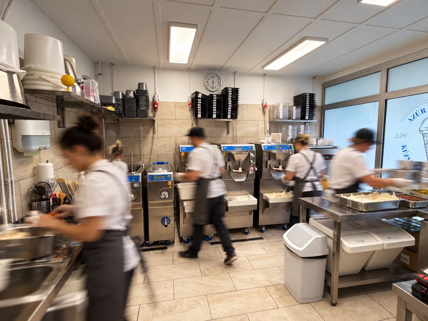 Azúr csapata fagylaltot készít a saját manufaktúrában